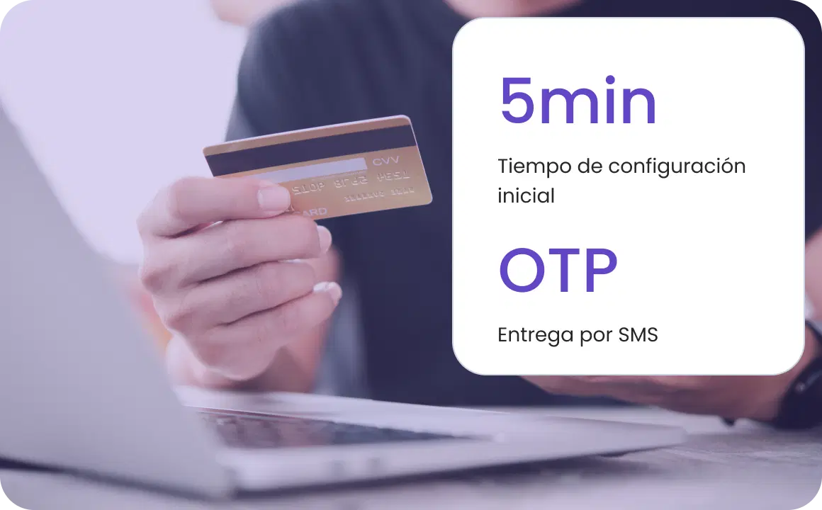 Un hombre está realizando una transacción utilizando OTP compatible con la API TopMessage en el comercio electrónico
