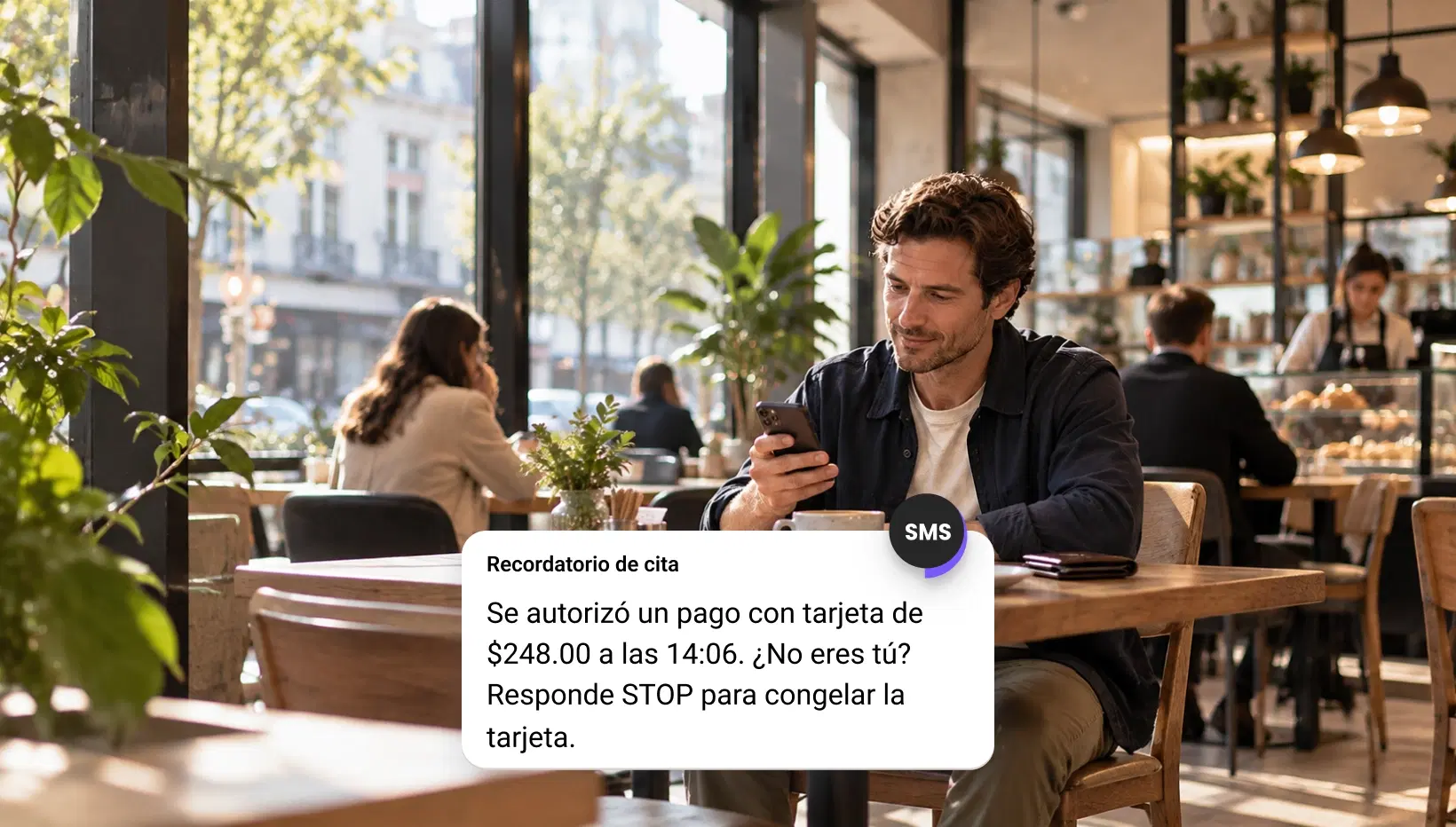 Cliente introduciendo un código SMS de un solo uso para verificar una cuenta nueva