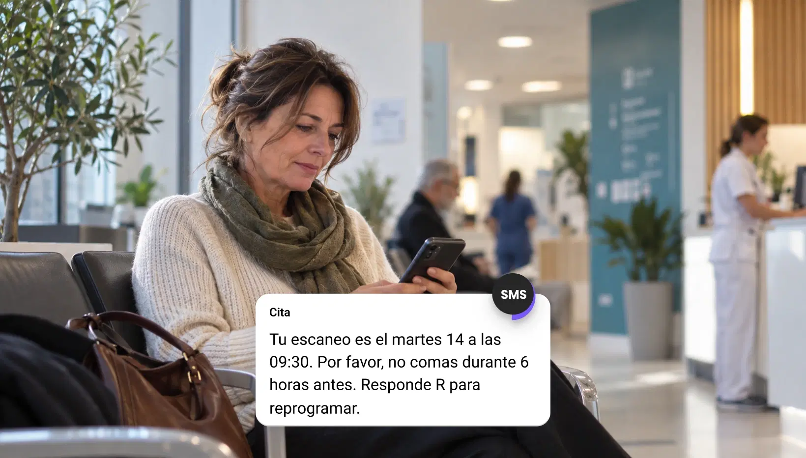 Recepcionista de una clínica dental respondiendo al mensaje de texto de un paciente en la bandeja de entrada