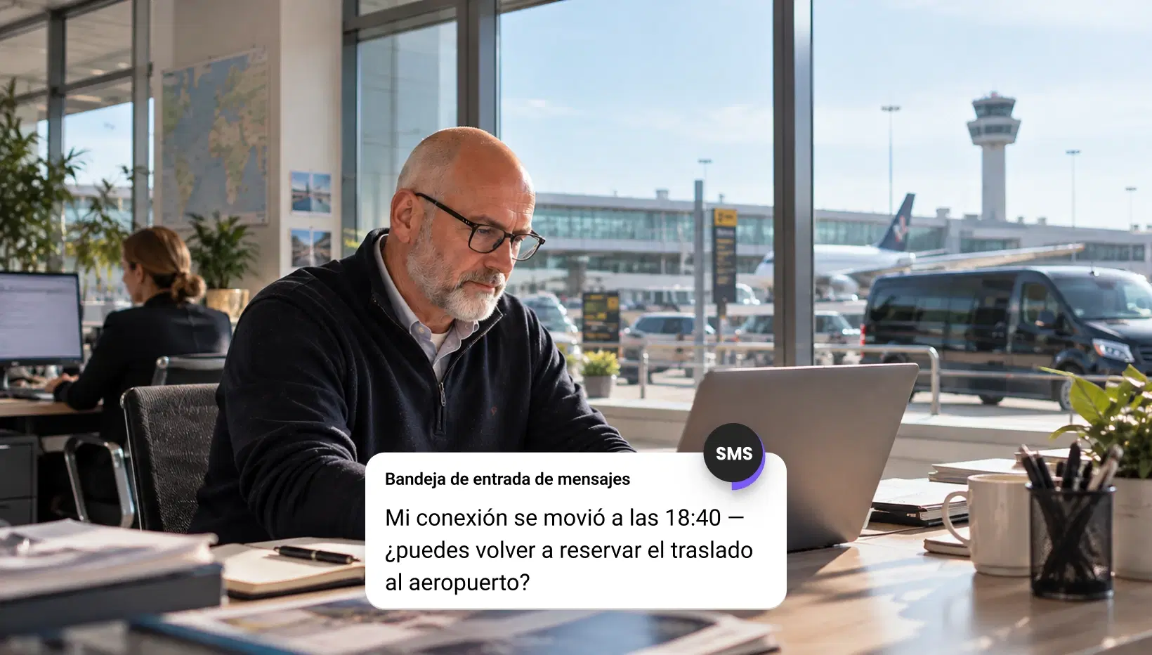 Repartidor entregando un paquete después de una actualización de entrega por SMS