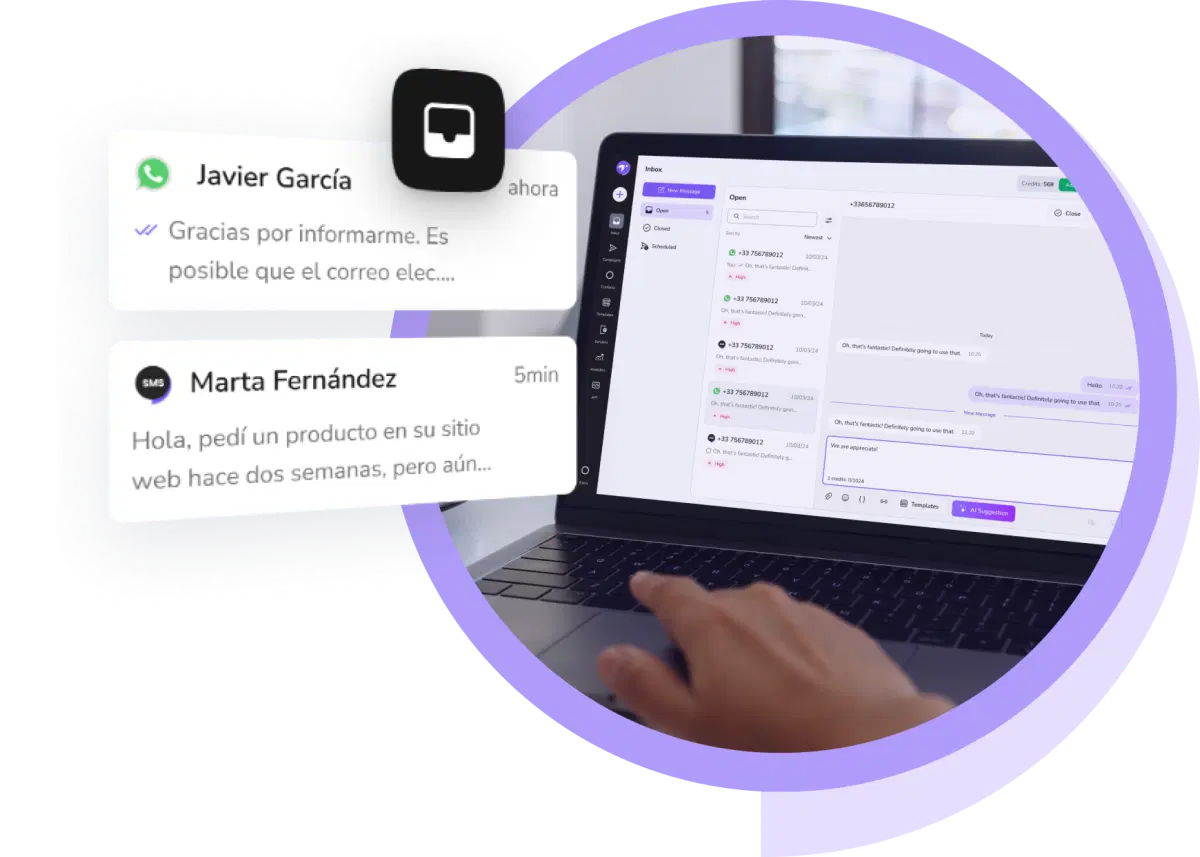 Representante de atención al cliente que utiliza la bandeja de entrada de TopMessage para revisar los mensajes SMS y de WhatsApp