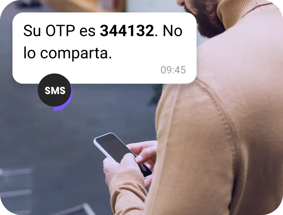 Anciano en la nieve comprobando la ubicación de su móvil a través de un mensaje empresarial de WhatsApp