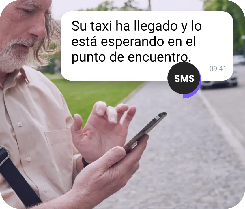 Chica con gorra roja leyendo un mensaje comercial de WhatsApp en su teléfono
