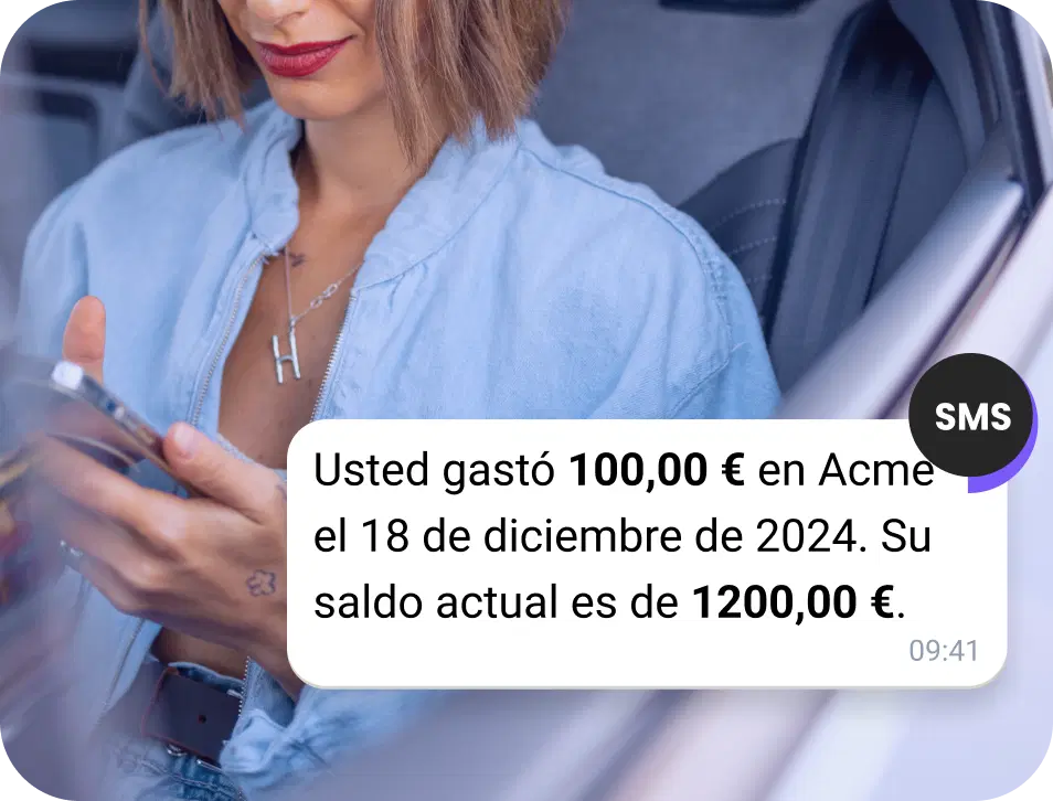 Chica con un tatuaje revisando su teléfono en busca de una invitación a un festival de rock recibida a través de WhatsApp
