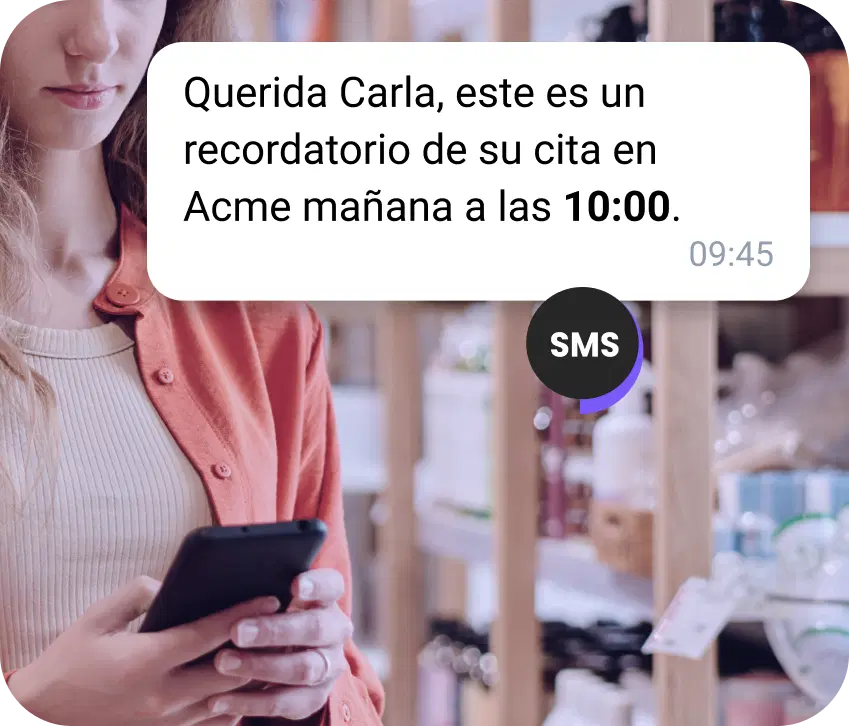 Chica con mochila en la estación revisando un SMS sobre la llegada de su taxi
