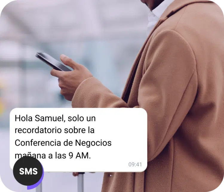 Hombre en la calle leyendo un recordatorio de cita por SMS