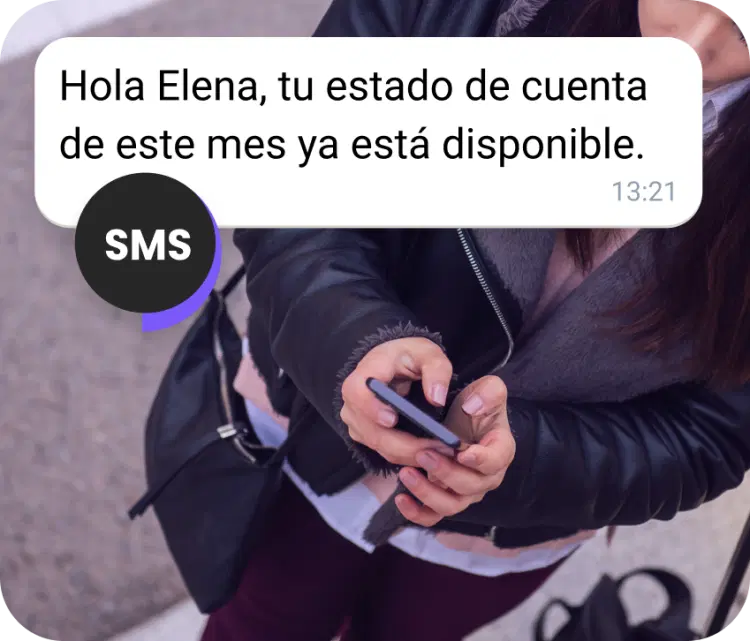 Chica en la calle recibiendo un extracto de facturación vía SMS
