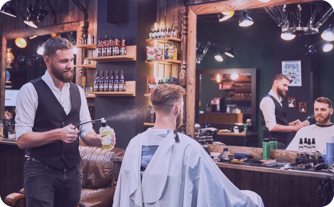 Cliente feliz cortándose el pelo en un salón de belleza
