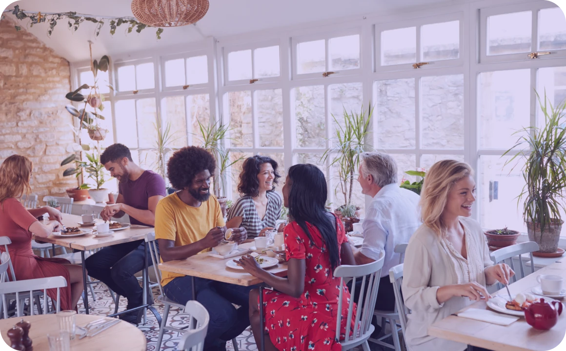 Personas almorzando en un restaurante que utiliza TopMessage como plataforma de comunicación
