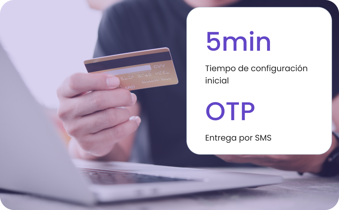 Un hombre está realizando una transacción utilizando OTP compatible con la API TopMessage en el comercio electrónico
