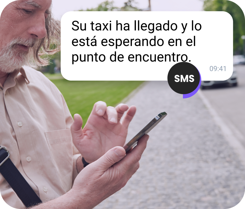 Chica con gorra roja leyendo un mensaje comercial de WhatsApp en su teléfono
