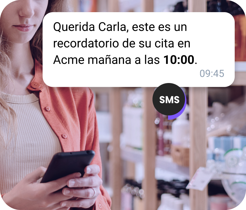 Chica con mochila en la estación revisando un SMS sobre la llegada de su taxi