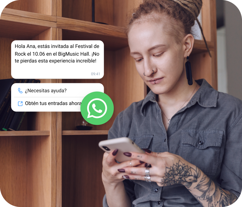 Chica con un tatuaje revisando su teléfono para una invitación a un festival de rock recibido por WhatsApp