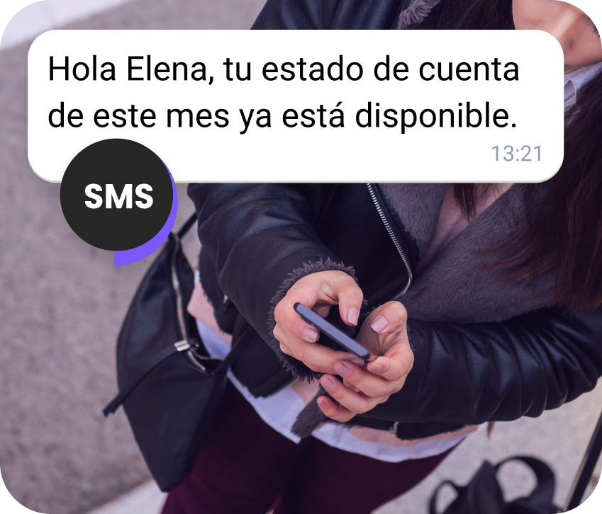 Chica en la calle recibiendo un estado de cuenta de facturación vía SMS