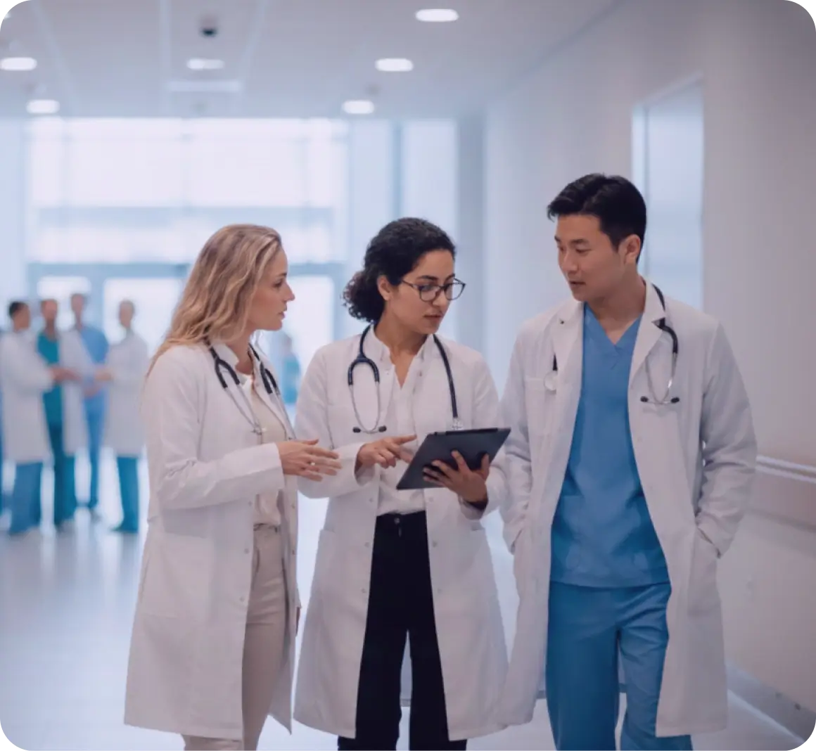 Médicos en un hospital discutiendo la atención al paciente y los planes de trabajo juntos.